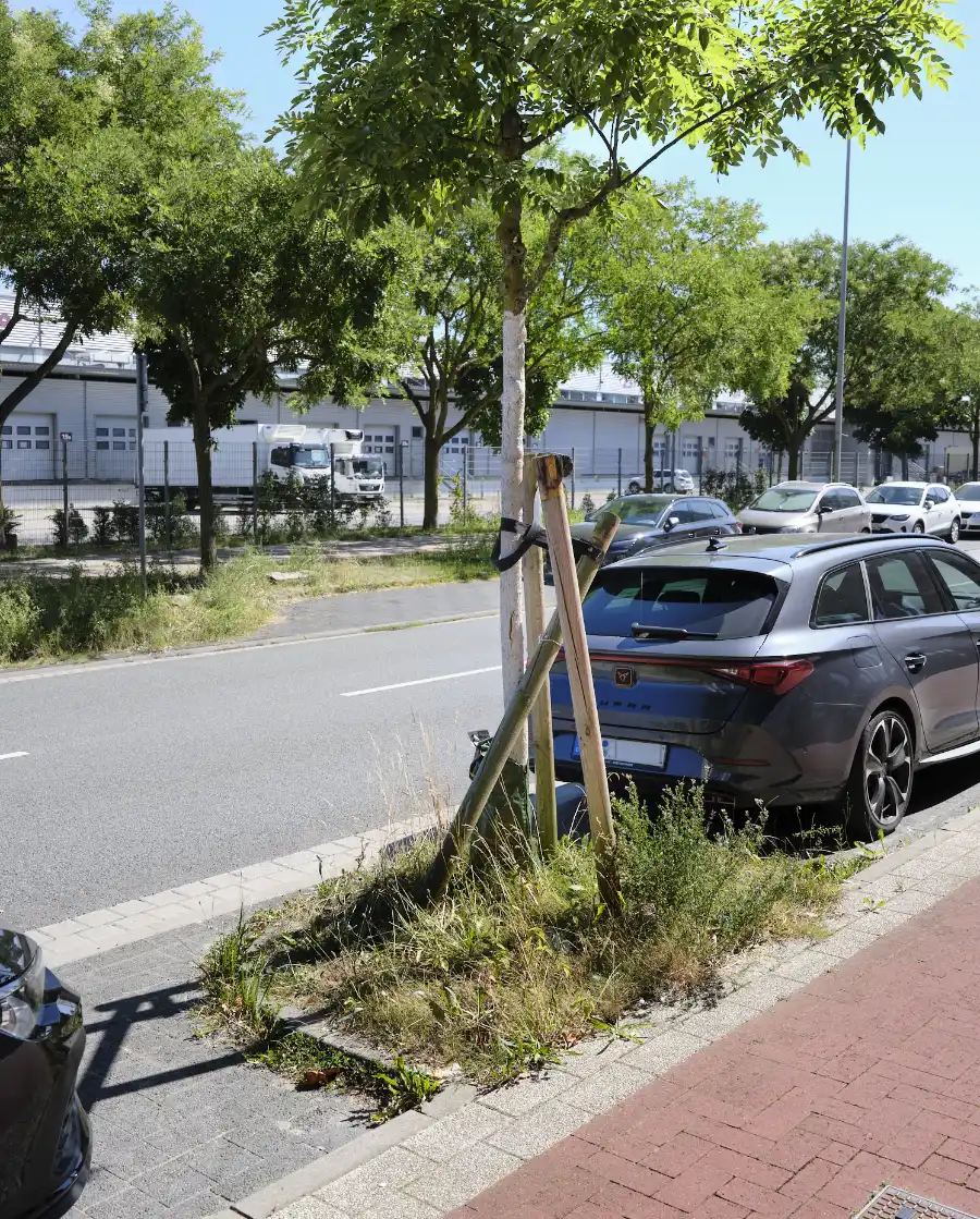 umgefahrener Pfahl - mangelnde Verkehrssicherheit durch fehlende Unterflurverankerung